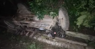 শেরপুরে কাঠবোঝাই ভ্যান উল্টে চালক নিহত, আহত এক